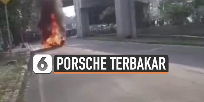VIDEO: Detik-Detik Mobil Sport Mewah Terbakar di Kelapa Gading