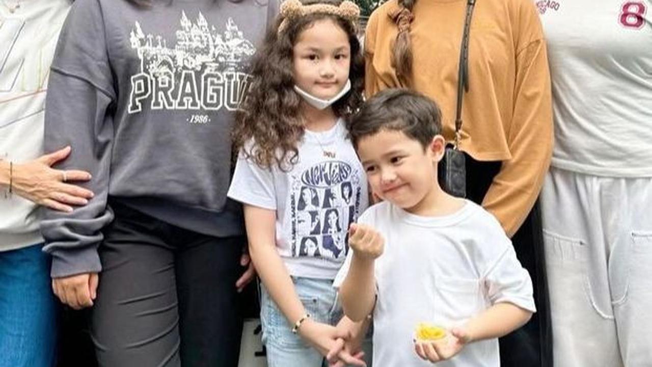 Ussy Sulistiawaty artis cantik yang memiliki 5 orang anak. Tiga anak hasil pernikahan dengan Andhika Pratama, sementara dua lainnya pernikahan sebelumnya.