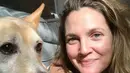 Drew Barrymore pasang wajah tanpa makeup dan berpose bareng anjingnya nih! (instagram/drewbarrymore)