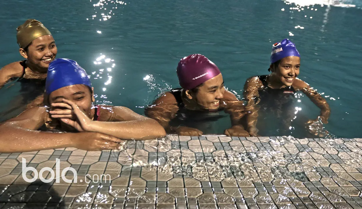 Keceriaan para atlet Polo Air Putri saat mengikuti seleksi pada sesi latihan seleksi Pelatnas Sea Games 2017 di Kolam Renang Simprug, Jakarta, Kamis (19/1/2017).  (Bola.com/Nicklas Hanoatubun)