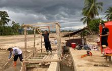 Brimob Polda Sumut Bangun MCK dan Tandon Air Bersih untuk Korban Banjir di Batang Toru