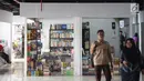 Pengunjung berjalan di Pasar Buku Jakbook Kenari, Jakarta, Rabu (28/8/2019). Pasar yang sebelumnya sepi itu kini mulai diramaikan oleh pengunjung untuk membeli buku dengan harga miring atau hanya sekadar melihat-lihat. (Liputan6.com/Immanuel Antonius)