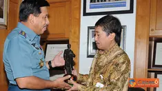 Citizen6, Jakarta: Panglima TNI beserta rombongan mendapatkan penjelasan dari pemandu kegiatan yang
menceritakan tentang rangkaian peristiwa berdasarkan arsip nasional. (Pengirim: Badarudin Bakri)