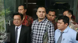 Saipul Jamil (tengah) usai menjalani pemeriksaan di Gedung KPK, Jakarta, Jumat (7/4) Saipul Jamil akan segera disidang di Pengadilan Tipikor dalam kasus dugaan suap panitera PN Jakarta Utara yang melibatkan kakaknya. (Liputan6.com/Helmi Afandi)