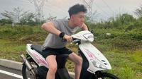 Rich Brian naik motor matic di Indonesia jadi sorotan. (credit:instagram.com/brianimanuel)