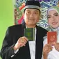 Yanuar Rustanto (44) saat menikah dengan Komang Suratmini (32) di KUA Wua-wua, Kota Kendari, Selasa (16/4/2019). (Liputan6.com/Ahmad Akbar Fua)