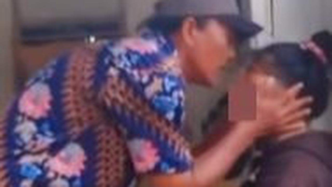 Beberapa kali, sang putri membalas pertanyaan sang ayah dengan gerakan menggeleng.