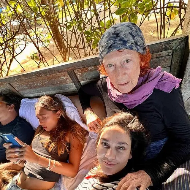 Momen Luna Maya Habiskan Waktu Bersama Keluarga di Bali