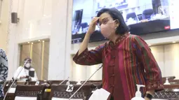 Menkeu Sri Mulyani bersiap mengikuti rapat kerja dengan Komisi XI DPR di Kompleks Parlemen, Senayan, Jakarta, Senin (15/3/2021). Rapat membahas konsultasi terkait usulan perubahan pengelompokan/skema barang kena pajak berupa kendaraan bermotor yang dikenai PPnBM. (Liputan6.com/Angga Yuniar)