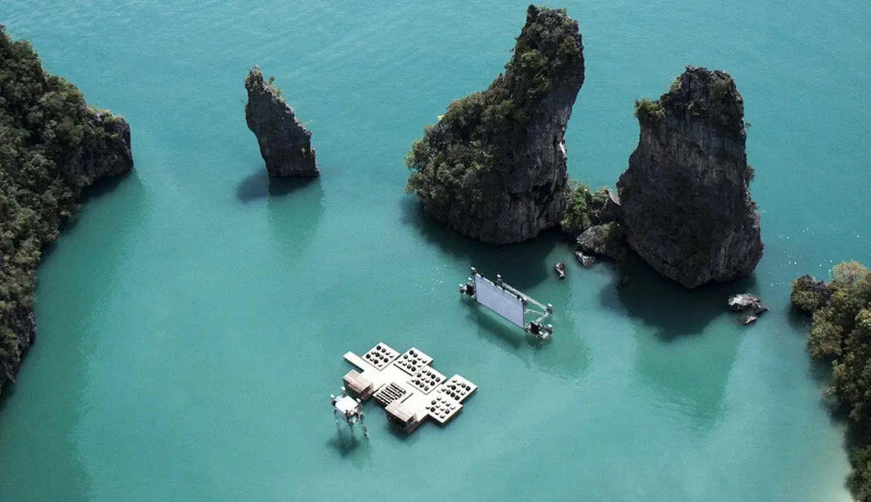 Bioskop terapung ini diberi nama Archipelago Cinema di Thailand. Tempat ini dilengkapi layar super lebar yang menghubungkan pemandangan outdoor dengan latar laut dan dua batu besar yang menjulang tinggi. (www.setavin.com)