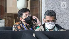 Kepala Kantor Pajak Madya Jakarta Timur, Wahono  Saputro menunggu di ruang tamu gedung Merah Putih Komisi Pemberantasan Korupsi (KPK) untuk menjalani klarifikasi kekayaan, Selasa (14/3/2023). Diketahui, Wahono Saputro dipanggil KPK karena nama istrinya tercatat sebagai pemilik saham di perusahaan properti seluas 6,5 hektar milik istri Rafael Alun Trisambodo, Ernie Meike di Minahasa Utara. (Liputan6.com/Faizal Fanani)