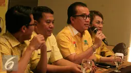 Tim sukses Ade Kamomarudin, Tantowi Yahya (kedua kanan) memberikan keterangan pers  untuk memenangkan  bursa pemilihan calon ketua umum DPP Golkar di Yogyakarta (11/3/2016). Rencana  Munaslub akan di gelar pada tahun 2016. (Liputan6.com/Boy Harjanto)