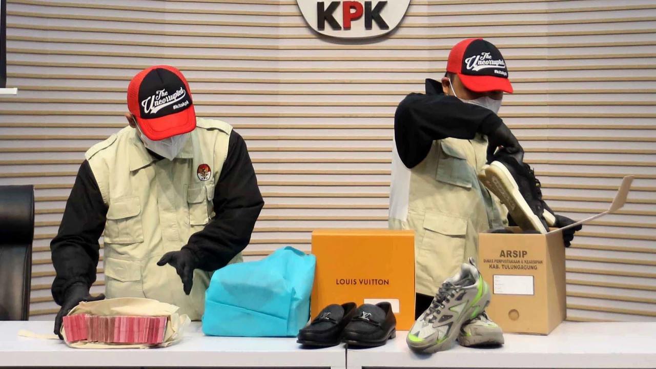 FOTO: KPK Tunjukkan Barang Bukti OTT Bupati Tulungagung