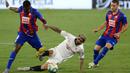 Gelandang Sevilla, Ever Banega, berebut bola dengan gelandang Eibar, Pape Diop, pada laga lanjutan La Liga pekan ke-34 di Estadio Ramon Sanchez Pizjuan, Selasa (7/7/2020) dini hari WIB. Sevilla menang 1-0 atas Eibar. (AFP/Cristina Quicler)