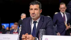 Datang ke Jakarta, Luis Figo Tantang Fans Adu Juggling
