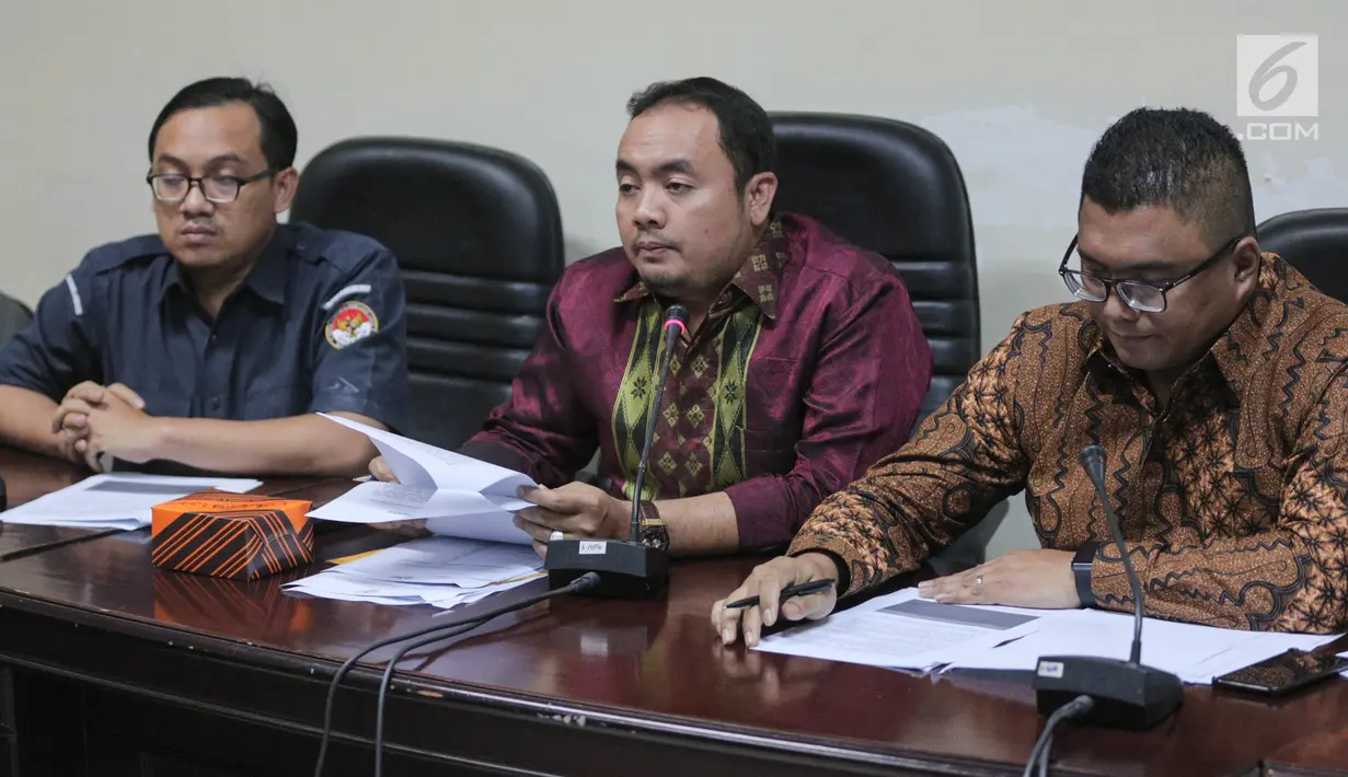 Anggota Bawaslu Muchamad Afifudin dan Fritz Siregar ketika memberikan keterangan pers di kantor Bawaslu, Jakarta, Selasa (17/10). Temuan yang ketiga Bawaslu, adalah SIPOL tidak‎ bisa mengindetifikasi dokumen ganda. (Liputan6.com/Faizal Fanani)