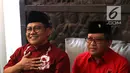 Ketum PKB Muhaimin Iskandar (kiri) bersama Sekjen PDIP Hasto Kristiyanto di Kantor PKB, Jakarta, Selasa (10/4). Hasto juga berharap PKB bisa bergabung memenangkan pasangan Djarot Saiful Hidayat-Sihar Sitorus di Pilgub Sumut. (Liputan6.com/Angga Yuniar)