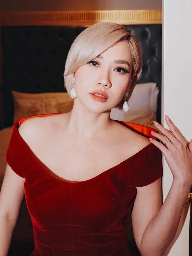 Pesona Lady in Red Bunga Citra Lestari Tampil Glamor dalam Balutan Dress Beludru