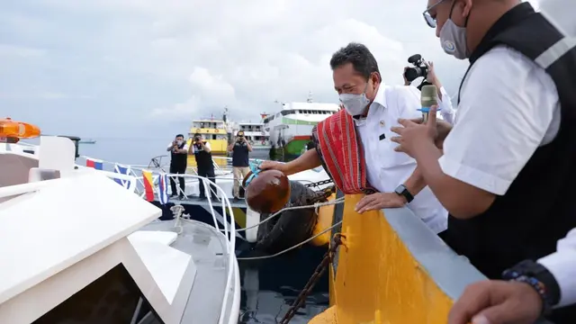 Menteri Kelautan dan Perikanan Sakti Wahyu Trenggono meresmikan kapal pemantau kawasan konservasi milik Balai Kawasan Konservasi Perairan Nasional (BKKPN) Kupang. (Dok KKP)