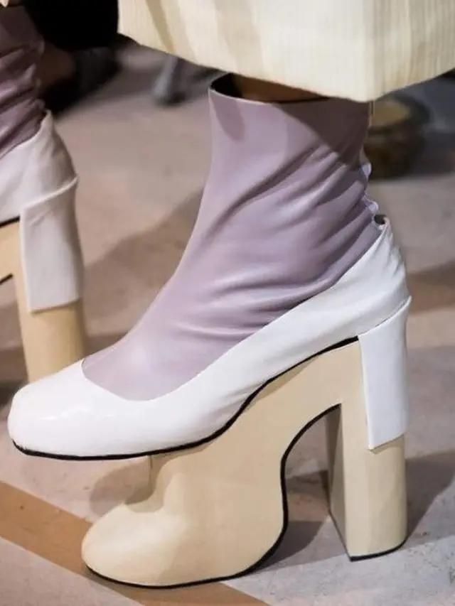 sepatu nyeleneh