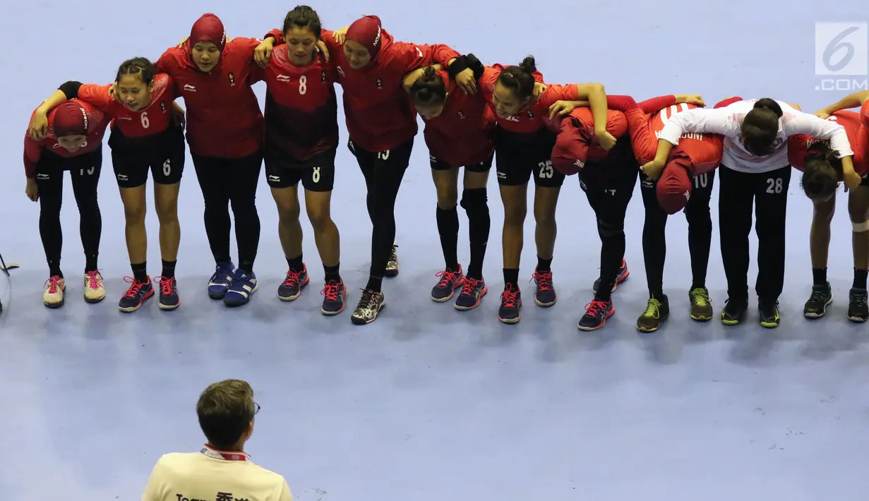 Pemain bola tangan putri Indonesia memberi penghormatan pada tim Hong Kong usai kualifikasi posisi 7-8 Bola Tangan Putri Asian Games 2018 di Jakarta, Rabu (29/8). Indonesia menyerah 16-30. (Liputan6.com/Helmi Fithriansyah)