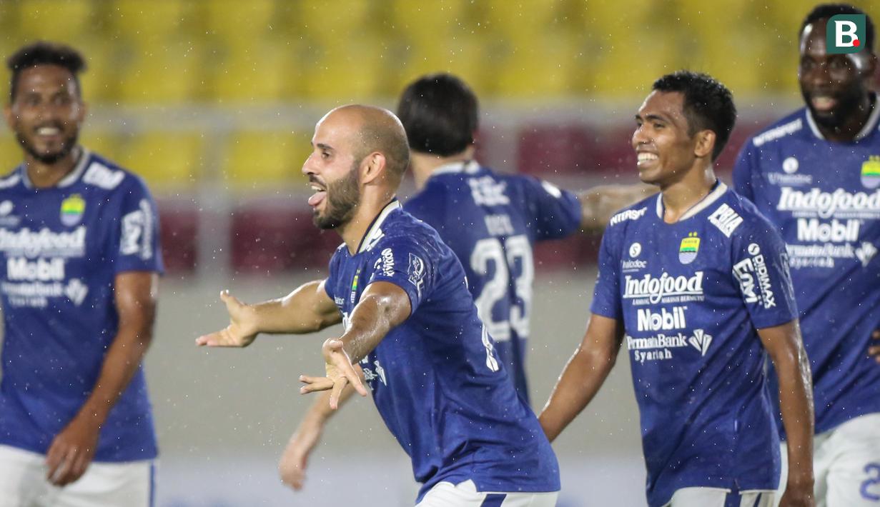 Tak berhenti di situ, Rashid dan Wander Luiz seolah ingin menebus kesalahannya di babak pertama. Mereka berdua lagi-lagi mencetak gol bagi Persib Bandung dan membuat Persib unggul. (Bola.com/Bagaskara Lazuardi)