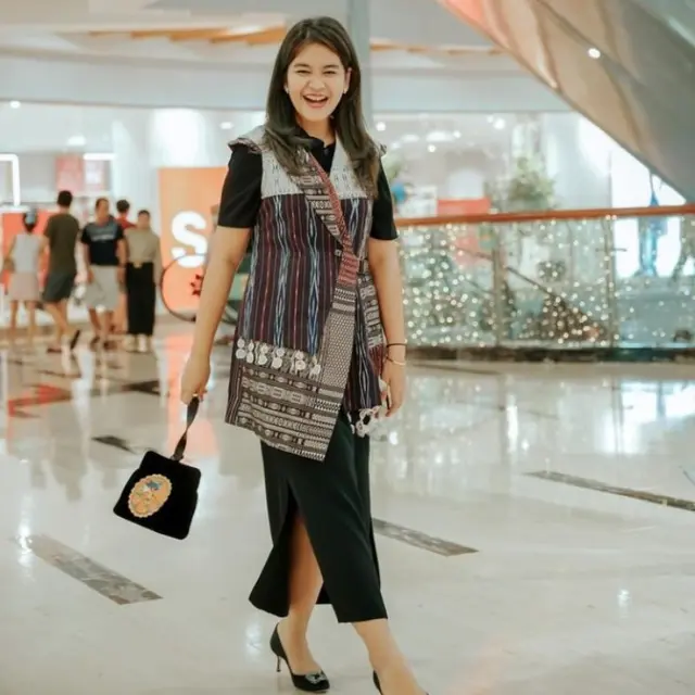 Pakai Wastra Nusantara dan Makin Langsing, Penampilan Baru Kahiyang Ayu Banjir Pujian Warganet