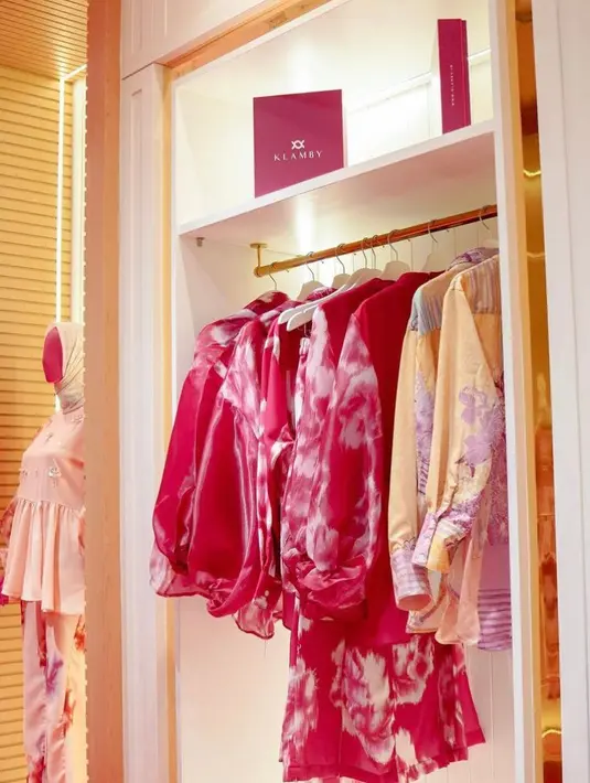 <p>Motif flora utama yang banyak digunakan dalam tenun garut ialah puspa (melati). Dari ragam hias bunga yang dipakai, Klamby memperluas eksplorasi visual puspa (melati) menjadi gambaran Indonesia secara umum. Selain itu juga ada beberapa flora identitas provinsi yakni magnolia, kenanga, sedap malam, anggrek hitam, begonia, sirih, dan nagasari. / Foto Foto dok Klamby.</p>