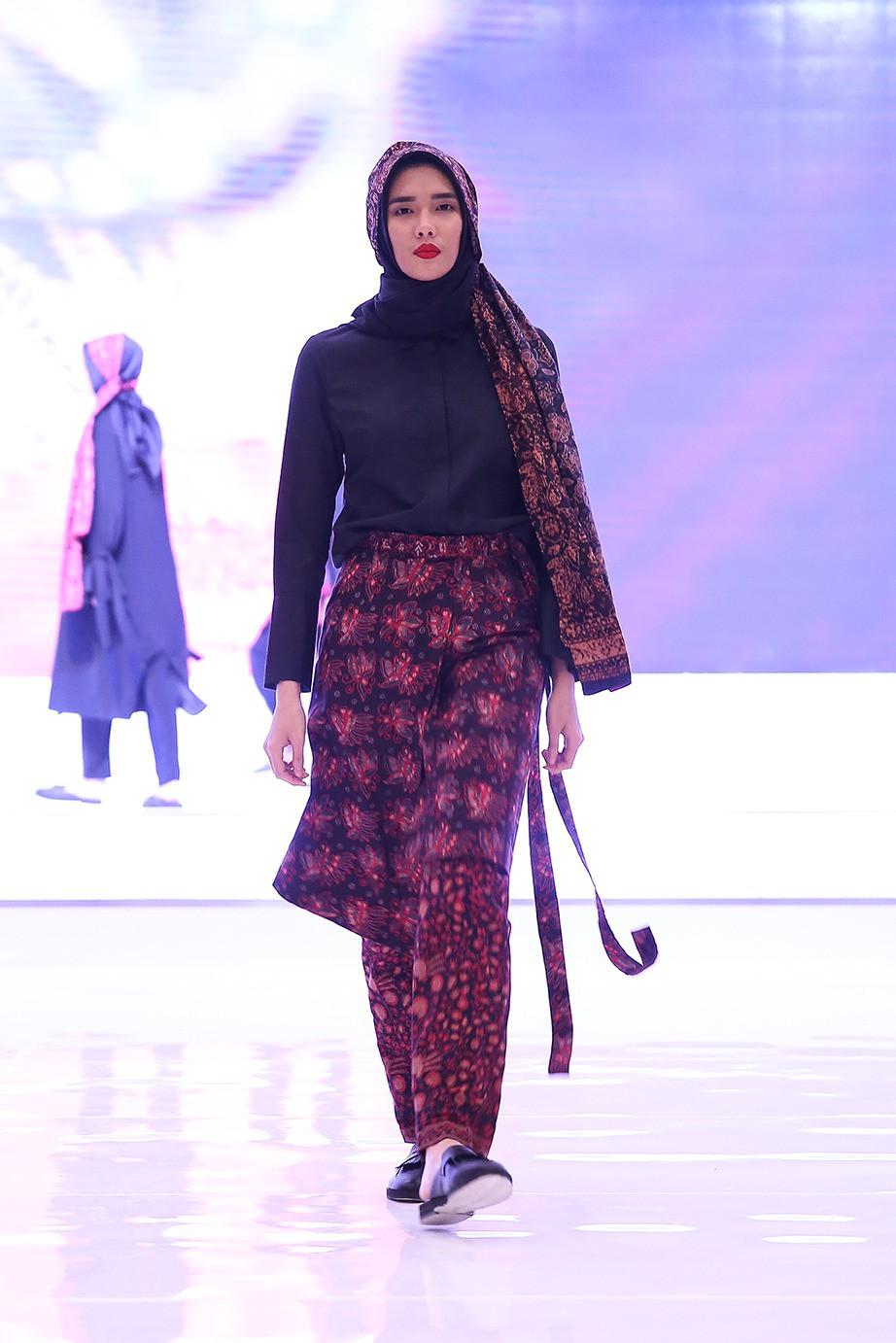 Tabrak Motif  Batik  Jambi  Wujudkan Koleksi Modest Wear 