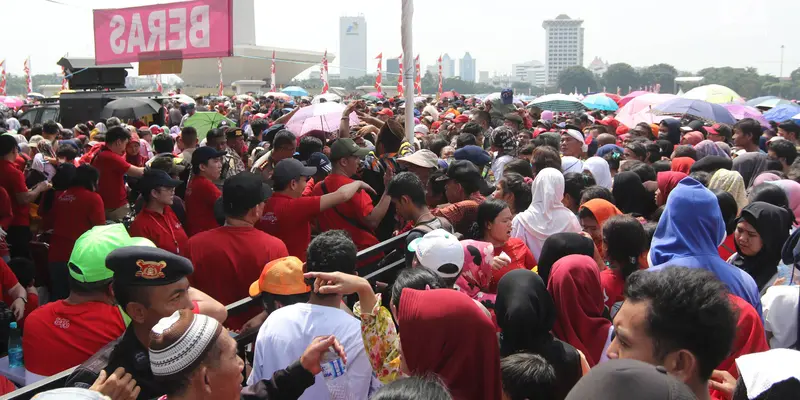 Ada Acara Bagi-Bagi Sembako, Monas Dibanjiri Warga