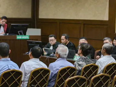 Lima terdakwa kasus dugaan korupsi tata kelola minyak mentah dan produk kilang pada PT Pertamina Subholding dan Kontraktor Kontrak Kerja Sama (KKKS) tahun 2018-2023 saat menjalani sidang tuntutan di Pengadilan Tindak Pidana Korupsi (Tipikor), Jakarta, Rabu (22/4/2026). Lima terdakwa kasus dugaan korupsi tata kelola minyak mentah dan produk kilang menjalani sidang tuntutan di Pengadilan Tindak Pidana Korupsi, Jakarta, Rabu 22 April 2026. (merdeka.com/Arie Basuki)
