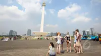 Sejumlah wisatawan asing terlihat mengunjungi Monumen Nasional (Monas), Jakarta, Kamis (14/5/2015). Jumlah pengunjung mengalami peningkatan tinggi bertepatan libur kenaikan Isa Almasih. (Liputan6.com/Faizal Fanani)