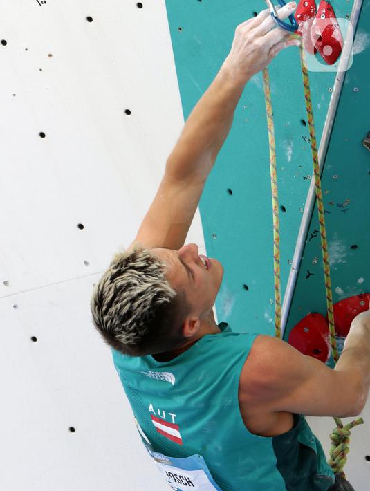 Atlet panjat tebing putra Austria, Mathias Posch saat beraksi di babak semifinal kategori lead putra Kejuaraan Dunia Panjat Tebing 2022 seri Jakarta, Senin (26/9/2022). Mathias Posch menempati posisi sebelas semifinal lead putra Kejuaraan Dunia Panjat Tebing 2022 seri Jakarta dengan 32+. (Liputan6.com/Helmi Fithriansyah)