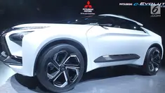 Mitsubishi Motors Corporation memperkenalkan Mitsubishi e-Evolution Concept pada ajang Tokyo Motor Show ke-45 di Jepang, Rabu (25/10). Mobil konsep ini menggabungkan ketangguhan sebuah SUV dan kecanggihan mobil listrik (EV). (Liputan6.com/Edu Krisnadefa)