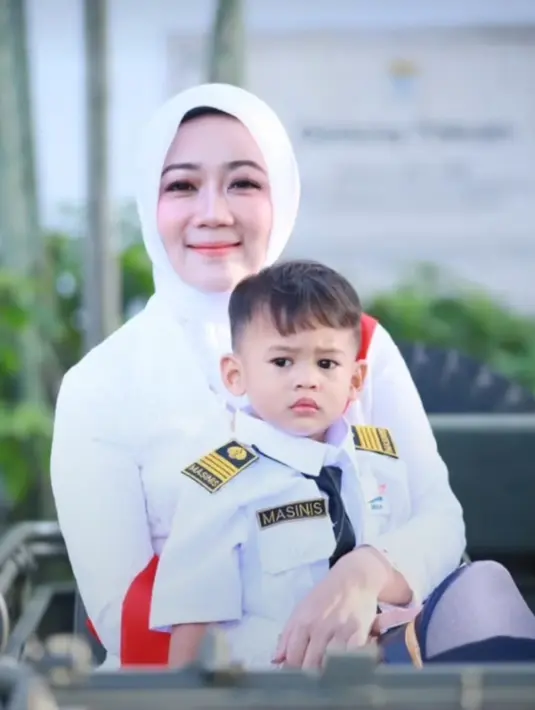 Atalia Praratya memangku sang anak bungsu sambil tersenyum ke mata kamera. (Foto: Instagram/ ridwankamil)