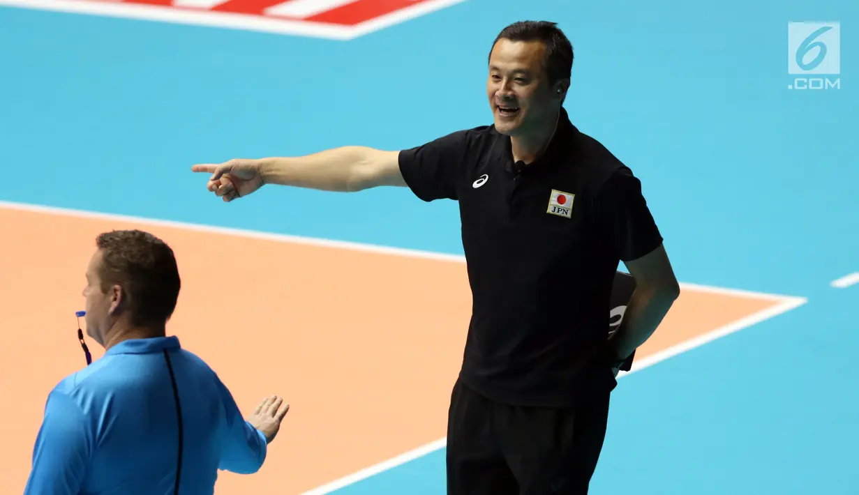 Pemain Timnas voli putra Jepang, Yuichi Nakagaichi melakukan protes saat melawan Indonesia pada 8 besar grup E Kejuaraan Voli Asia 2017 di GOR Tri Dharma, Gresik, Sabtu (29/7). Indonesia kalah 0-3 (23-25, 15-25, 12-25). (Liputan6.com/Helmi Fithriansyah)