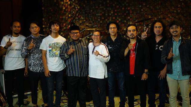 Gunadi Sudradjat selaku komposer dan founder dari Hira bersama para musisi