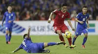 Pemain Timnas Indonesia, Beny Wahyudi, berebut bola dengan pemain Thailand dalam laga leg kedua final Piala AFF 2016 di Stadion Rajamangala, Bangkok, Thailand, Sabtu (17/12/2016). (Bola.com/Vitalis Yogi Trisna)