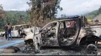 Mobil hangus terbakar dalam kerusuhan di Yalimo