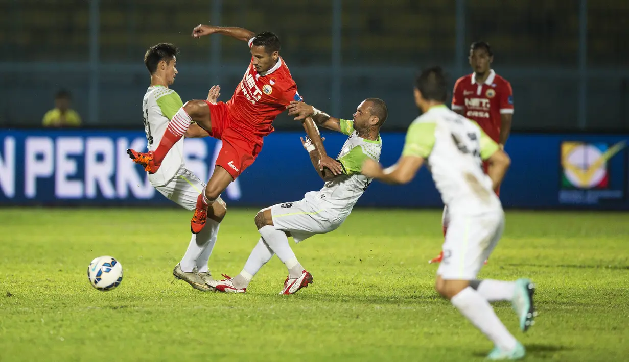 Gelandang Persija, Raphael Maitimo, ditarik pemain PBR, Antonio Telles pada laga Piala Jenderal Sudirman di Stadion Kanjuruhan, Malang, Kamis (19/11/2015). (Bola.com/Vitalis Yogi Trisna)