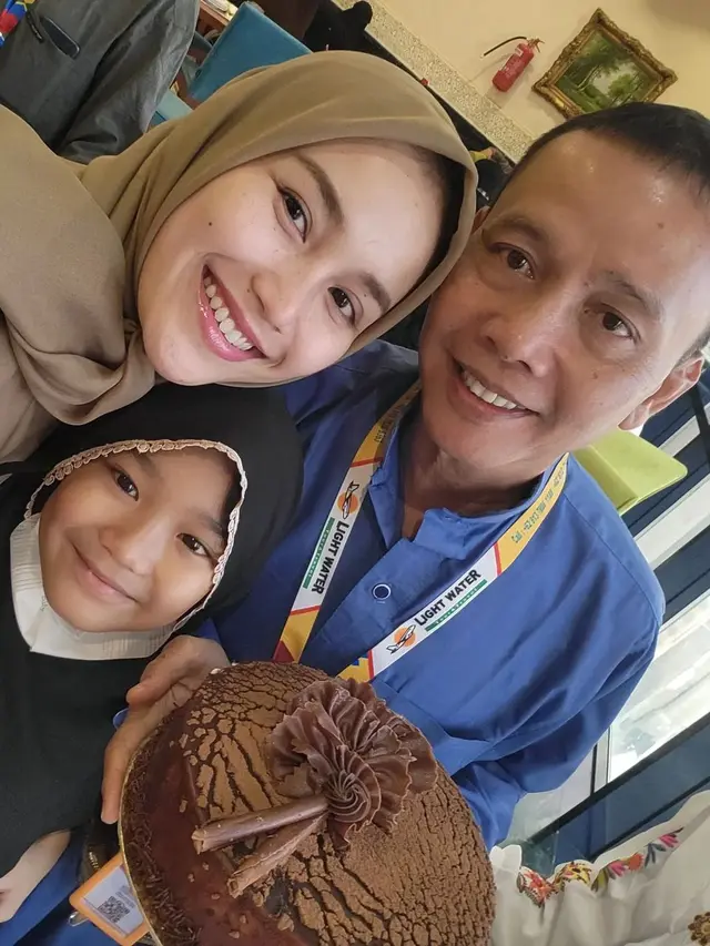 6 Momen Kejutan Ulang Tahun Ayah Ayu Ting Ting, Dirayakan di Tanah Suci