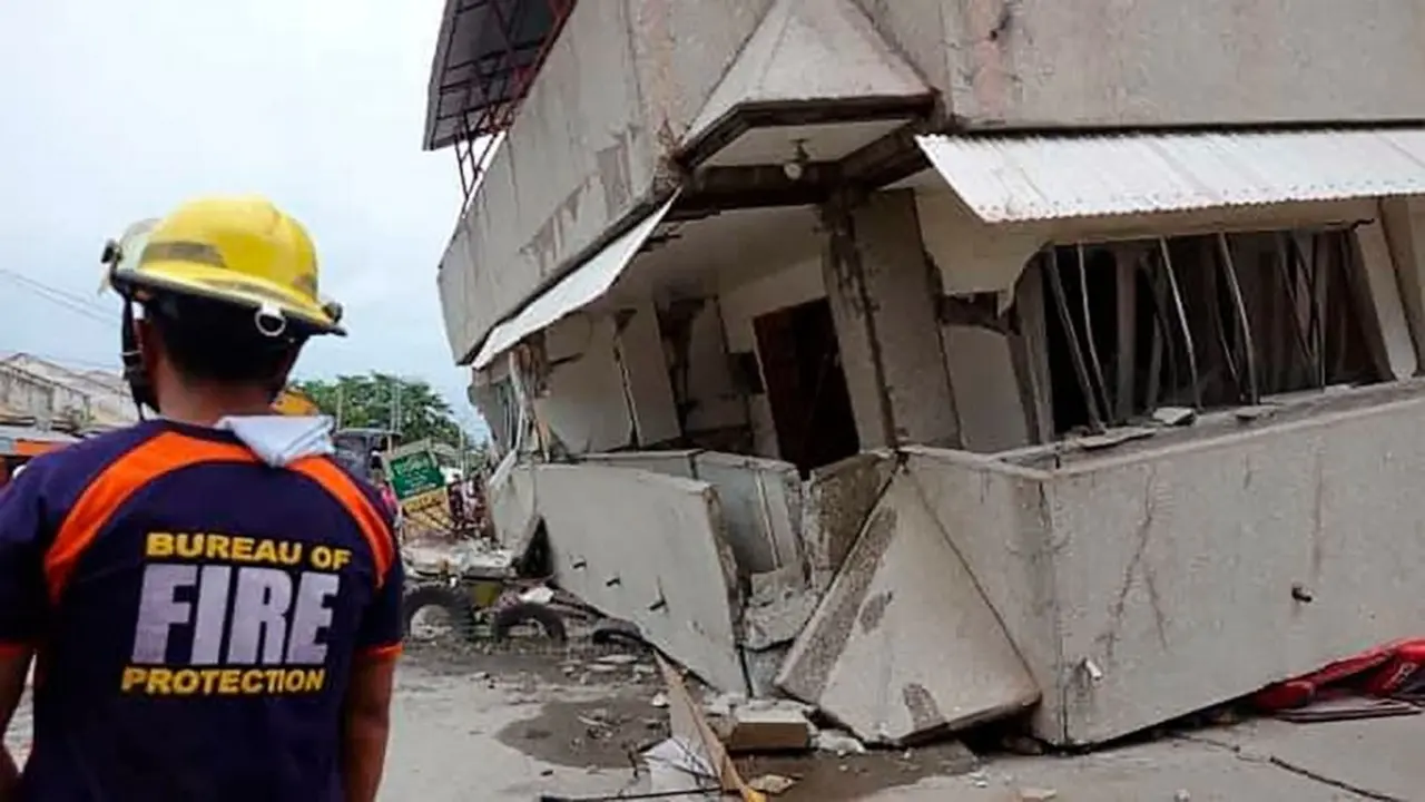 Tim penyelamat sedang mencari orang yang selamat di Filipina setelah gempa kuat melanda wilayah selatan negara itu pada hari Minggu.