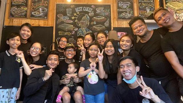 5 Potret Hudson IMB saat Momong Cucu, Penuh Kasih Sayang