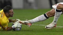 Kaki pemain Portugal, Cristiano Ronaldo (kanan) saat meluncur untuk merebut bola dari kiper Slovakia, Martin Dubravka pada laga grup G Kualifikasi Euro 2024 di National Football Stadium in Bratislava, Slovakia, Sabtu (9/9/2023) dini hari WIB. (AP Photo/Radovan Stoklasa)