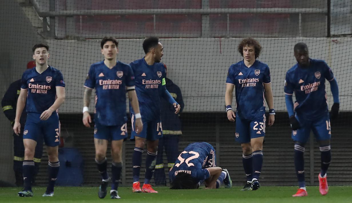 Gelandang Arsenal, Mohamed Elneny  melakukan selebrasi dengan
bersujud usai mencetak gol ketiga timnya ke gawang Olympiakos dalam laga leg pertama babak 16 besar Liga Europa 2020/2021 di Georgios Karaiskakis Stadium, Kamis (11/3/2021). Arsenal menang 3-1 atas Olympiakos.(AP/Thanassis Stavrakis)