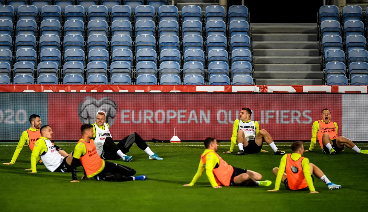 Para pemain Lithuania berlatih jelang menghadapi Portugal pada babak kualifikasi Grup B Piala Eropa 2020 di Estadio Algarve, Faro, Portugal, Rabu (13/11/2019). Lithuania akan menghadapi Portugal di Estadio Algarve pada 15 November 2019. (PATRICIA DE MELO MOREIRA/AFP)
