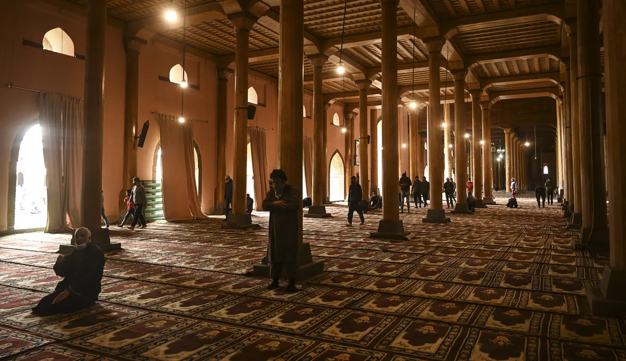 Umat Muslim melaksanakan sholat di masjid Jamia selama bulan suci Ramadhan di Srinagar (20/4/2021). Dipenuhi oleh umat Islam setiap hari Jumat, masjid ini juga merupakan salah satu tempat wisata utama Srinagar. (AFP/ Tauseef Mustafa)