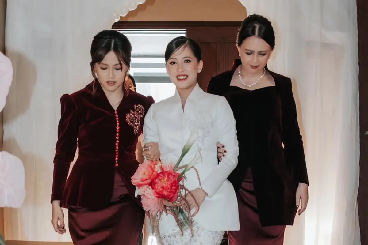 Dampingi Sang Adik Adhisty Zara ke Pelaminan, Hasyakyla Utami Tampil Elegan dengan Kebaya Velvet Detail Bunga 3D