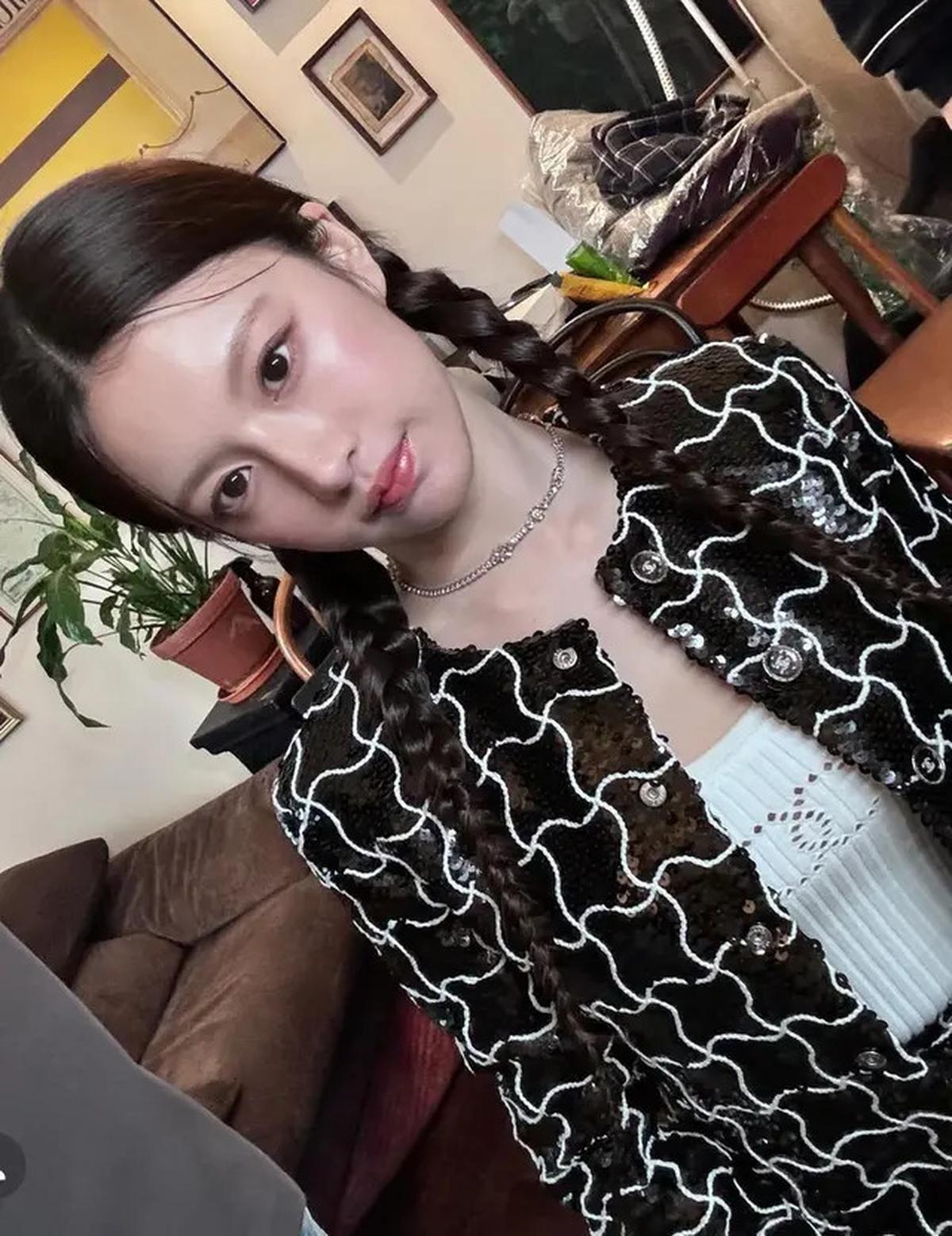 8 OOTD Human Chanel Go Youn Jung Pemeran Oh Yi Young di Drakor Resident Playbook