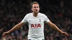 Sosok Harry Kane tentu sudah tidak asing lagi dalam kancah Liga Inggris bareng Spurs, termasuk aksinya bersama Timnas Inggris. Berkat ketajamannya, ia bak menjadi predator ulung sekaligus pemegang 5 rekor baik di level klub maupun timnas. Apa saja rekornya? (AFP/Daniel Leal)